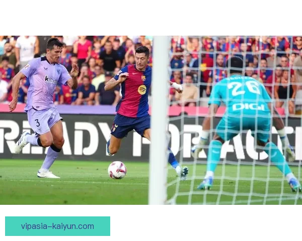 莱万多夫斯基在诺坎普亮相仪式上持续吸引关注，展现出强大的职业魅力。